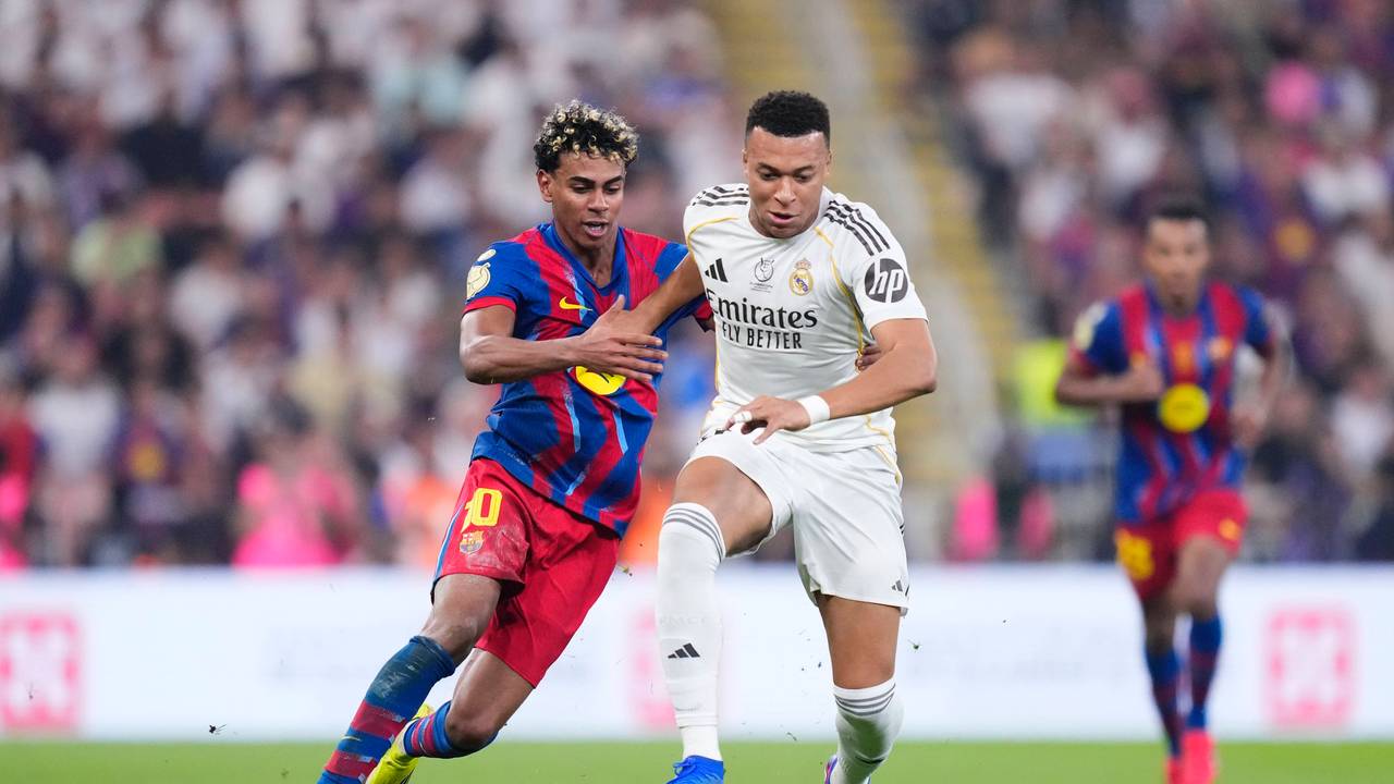 Duell um den Ball zwischen Lamine Yamal und Kylian Mbappé