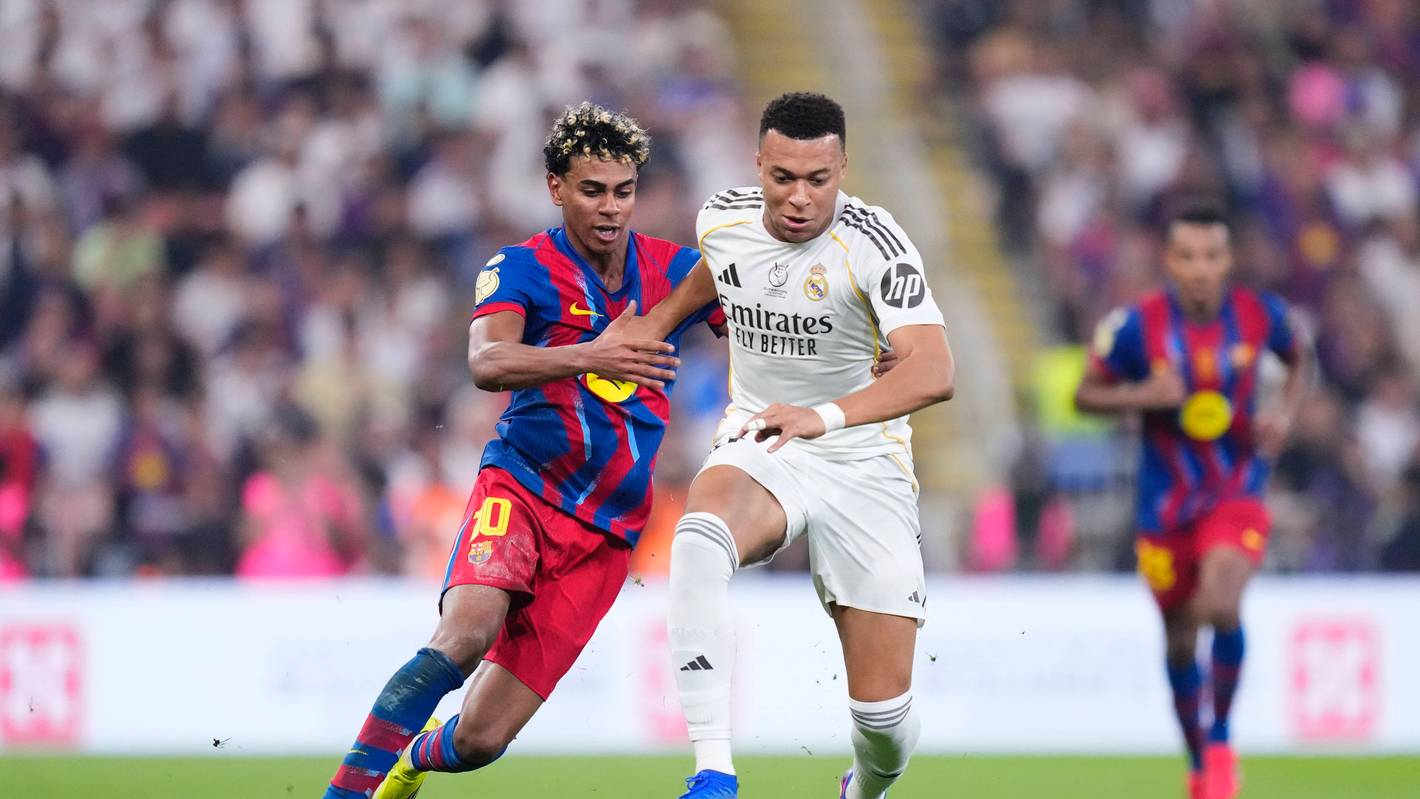 Duell um den Ball zwischen Lamine Yamal und Kylian Mbappé
