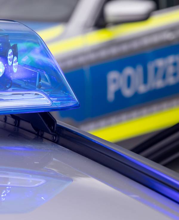 Ein Blaulicht auf dem Dach eines Polizeifahrzeugs.