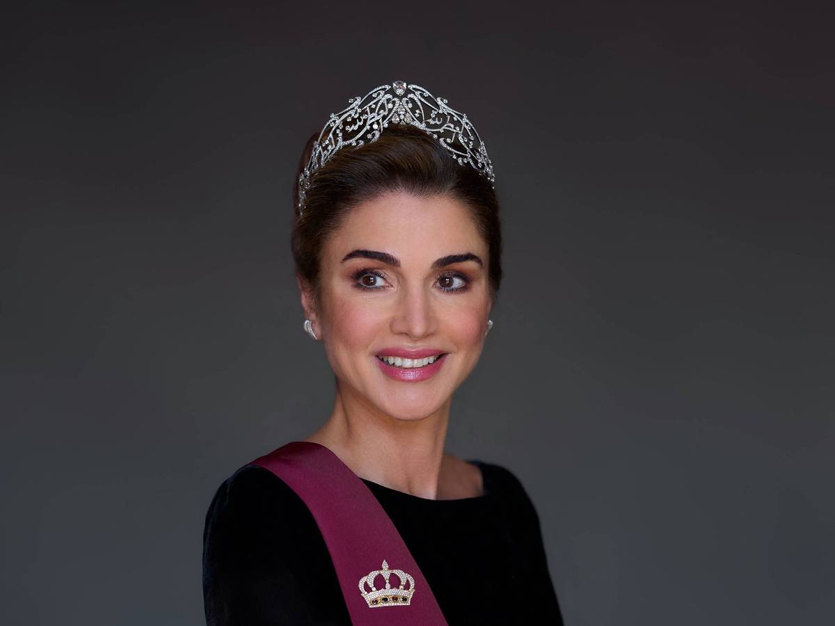 Königin Rania posiert.