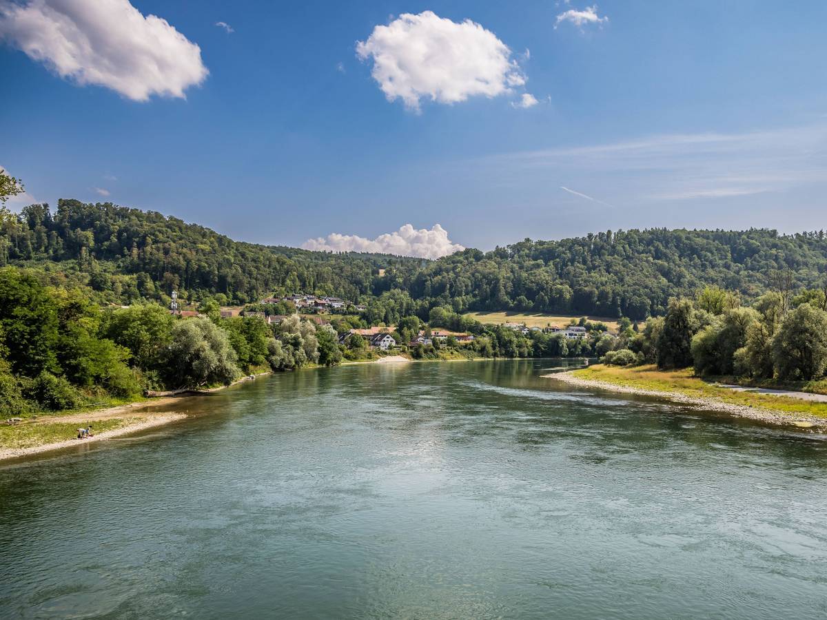Der Rhein an der Grenze zwischen der Schweiz und Deutschland