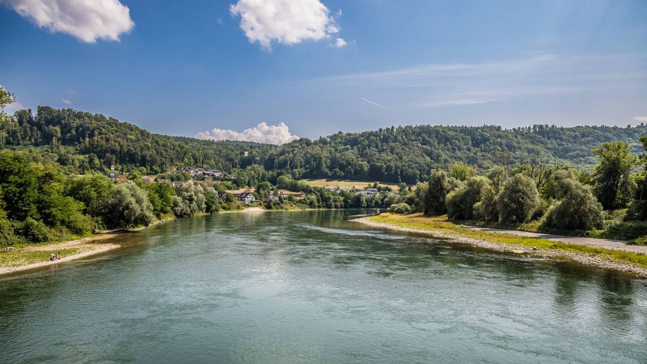 Der Rhein an der Grenze zwischen der Schweiz und Deutschland