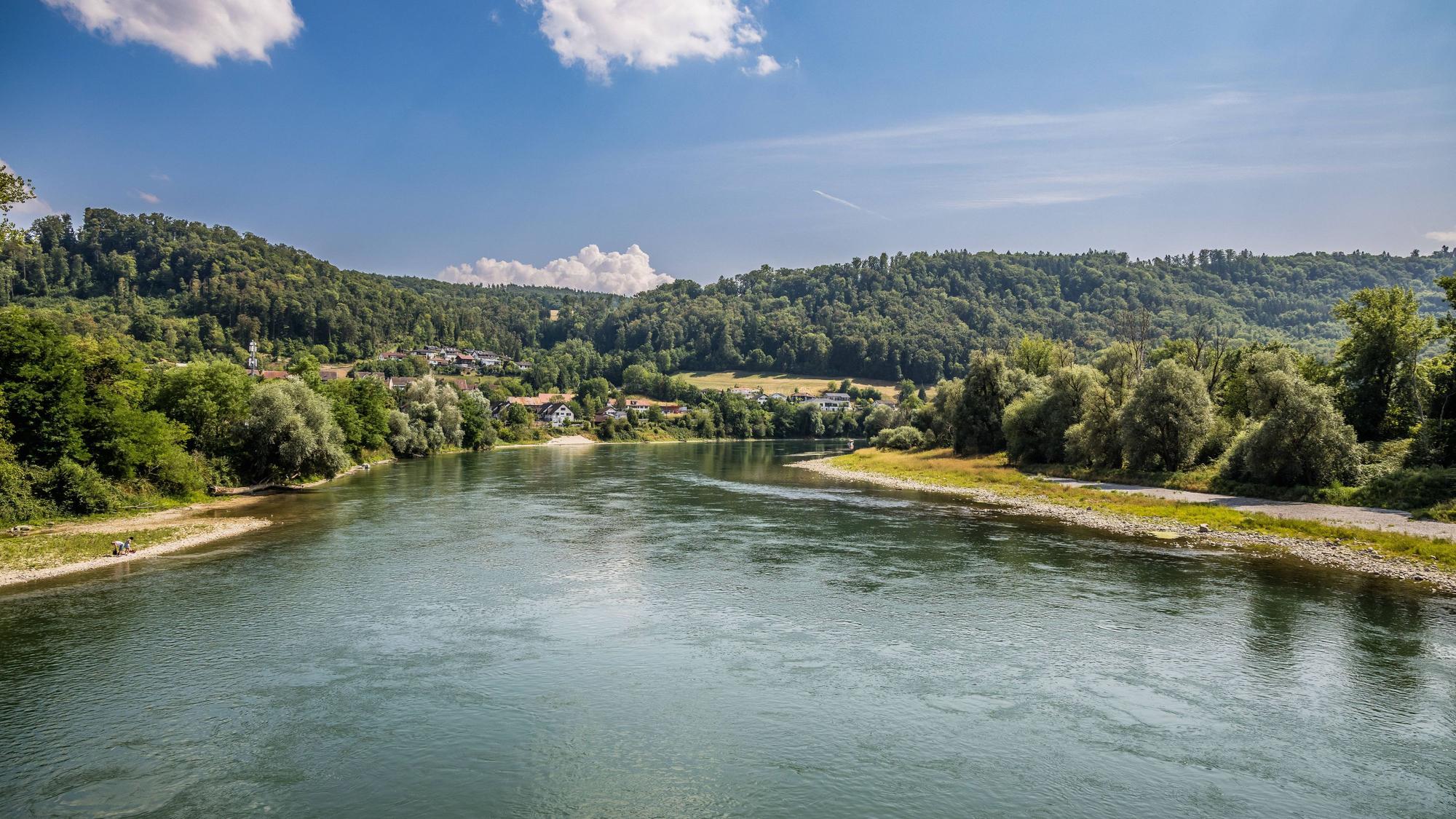 Der Rhein an der Grenze zwischen der Schweiz und Deutschland