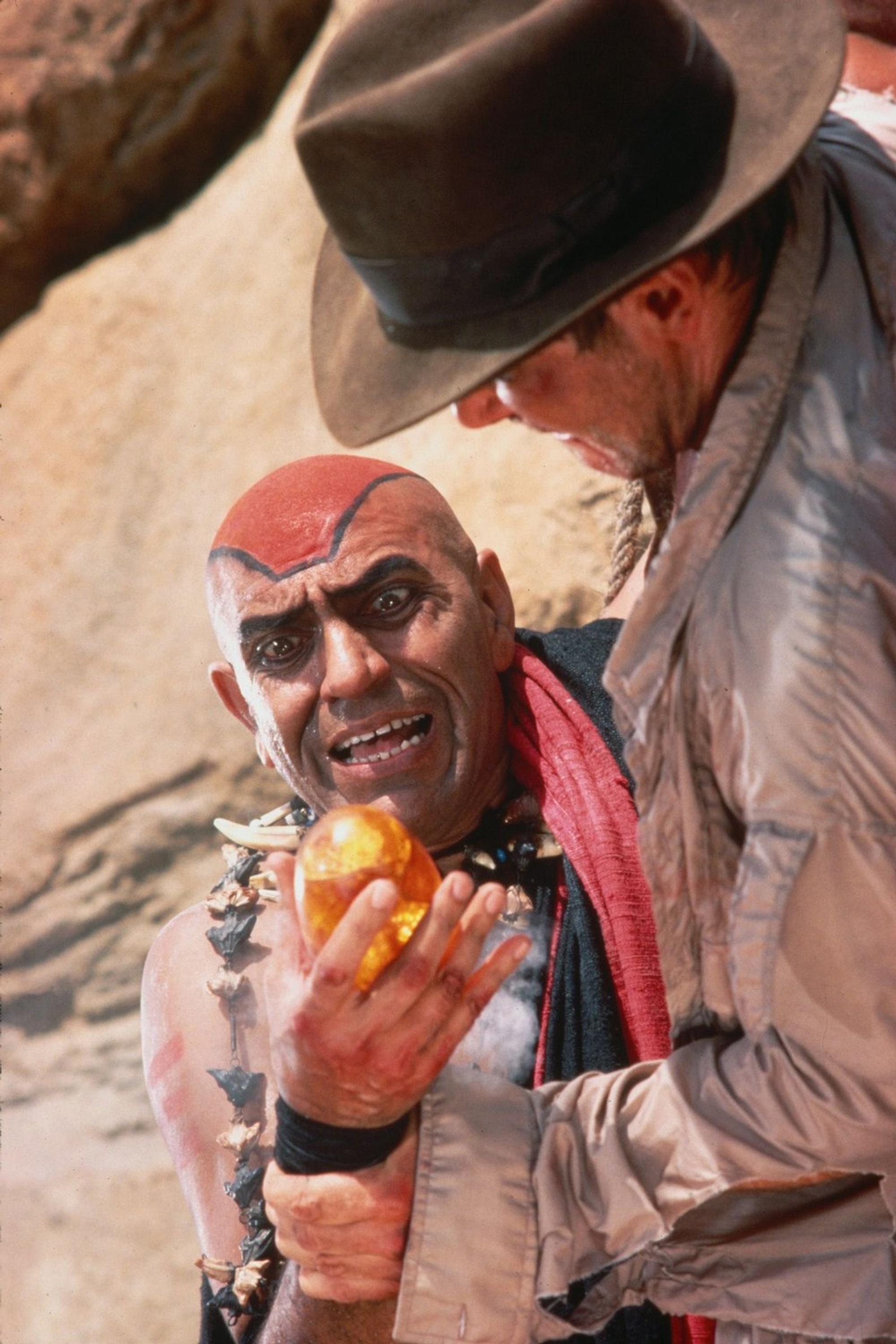 Die Sankhara-Steine sind das Objekt der Begierde in Teil 2. Zumindest was den Hohepriester Mola Ram (Amrish Puri, links) angeht. Indy (Harrison Ford) hat allerlei Probleme dabei, sich den Fiesling vom Leib zu schaffen. (Bild: ProSieben / Paramount Pictures)