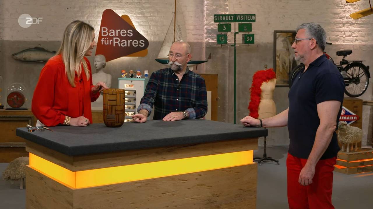 Eine Vase bei „Bares für Rares“ barg einiges an Überraschungspotenzial. (Bild: ZDF)