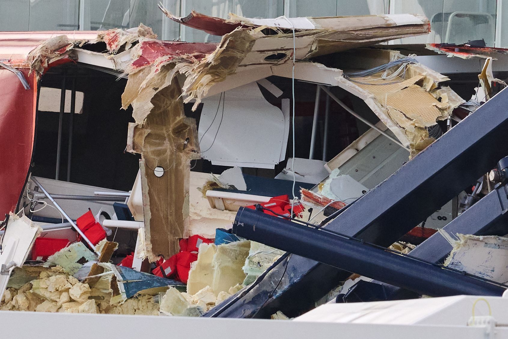 Ein zerstörtes Rettungsboot der „Mein Schiff 3“. Das Kreuzfahrtschiff war am Vortag bei stürmischem Wetter mit zwei Containerschiffen kollidiert.