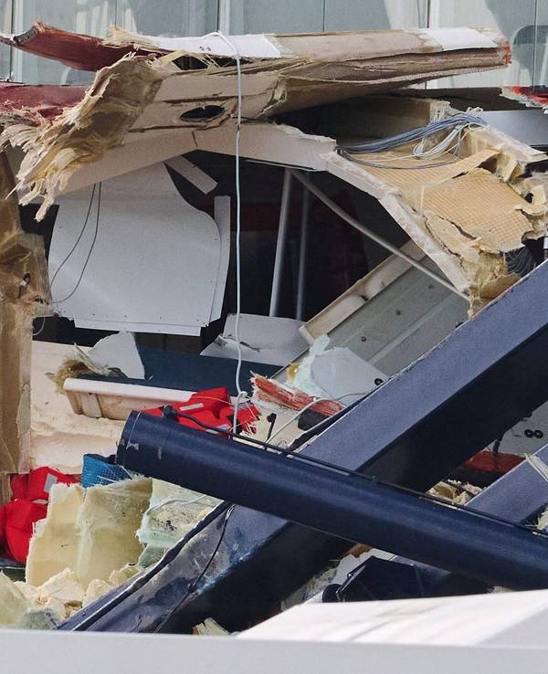 Ein zerstörtes Rettungsboot der „Mein Schiff 3“. Das Kreuzfahrtschiff war am Vortag bei stürmischem Wetter mit zwei Containerschiffen kollidiert.