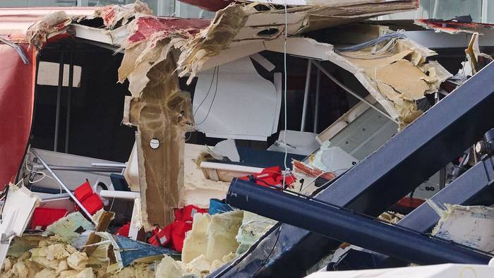Ein zerstörtes Rettungsboot der „Mein Schiff 3“. Das Kreuzfahrtschiff war am Vortag bei stürmischem Wetter mit zwei Containerschiffen kollidiert.