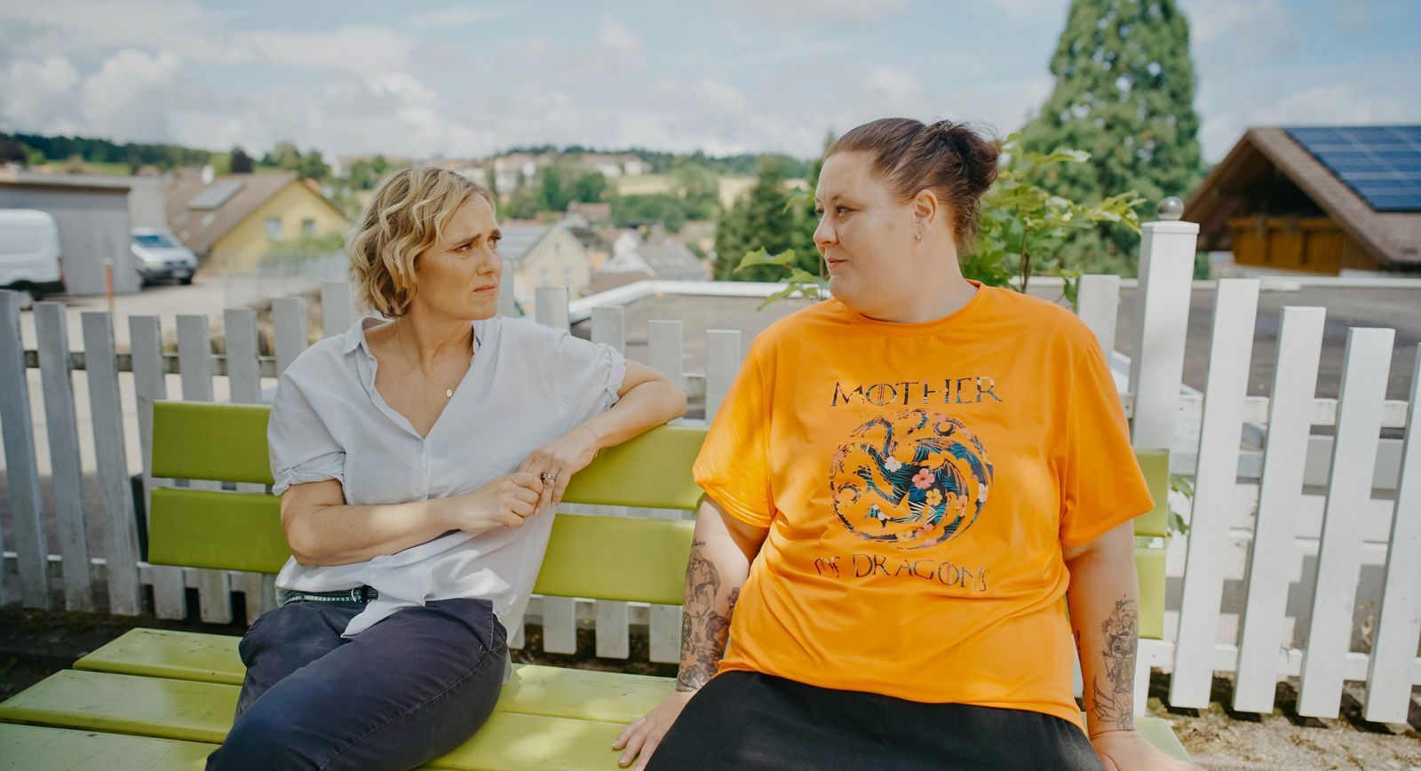 Caren Miosga (links) trifft in ihrer Reportage pflegende Angehörige, die mit ihren Kräften oft am Ende sind - etwa Angelina Kusterer, die seit Jahren ihre beiden Eltern pflegt.

 (Bild: NDR/Jan Müller/MIO Media GmbH)