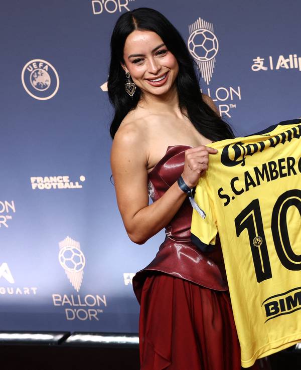 Beim Ballon d'Or posiert Scarlett Camberos mit Trikot.