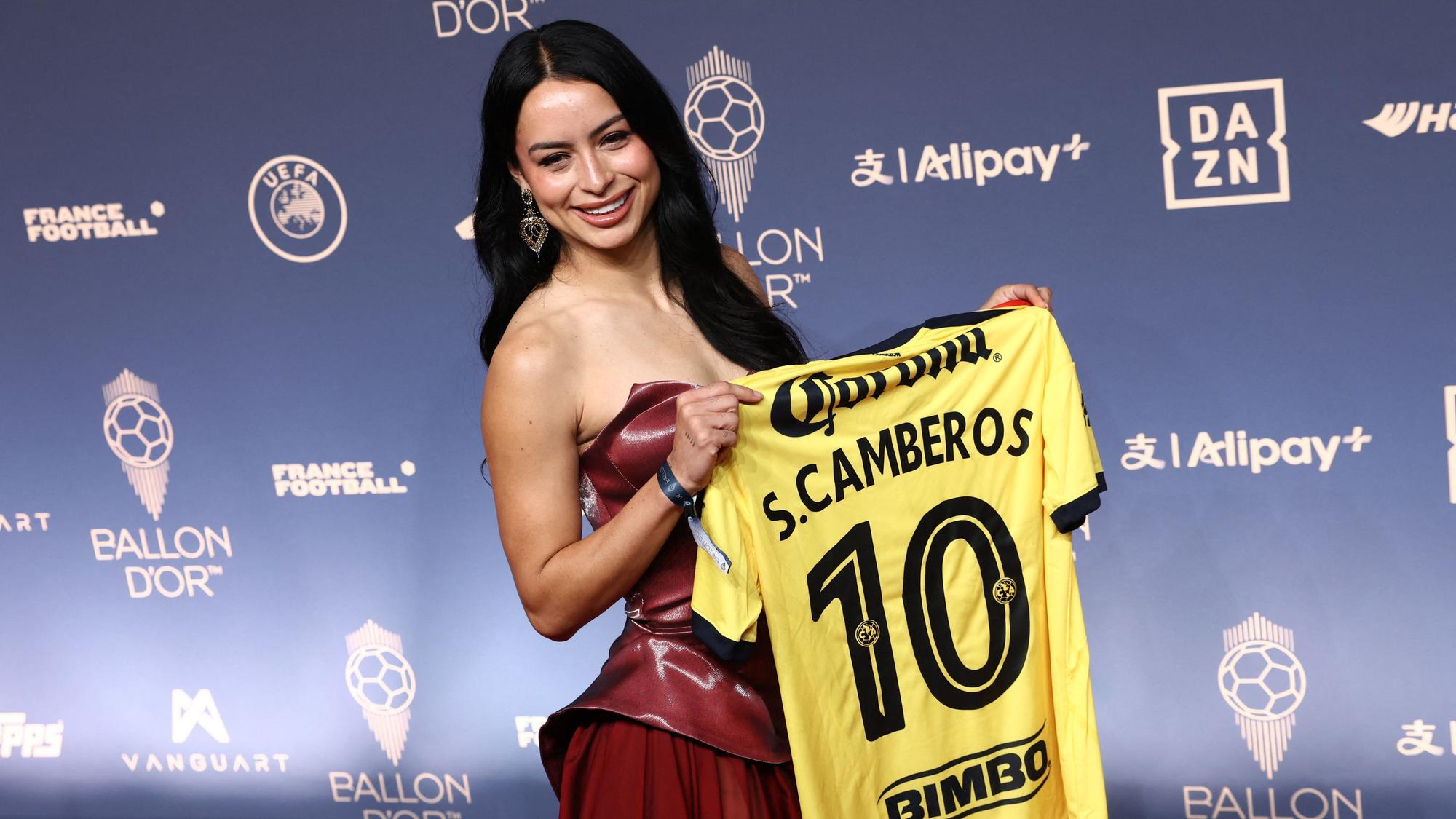 Beim Ballon d'Or posiert Scarlett Camberos mit Trikot.