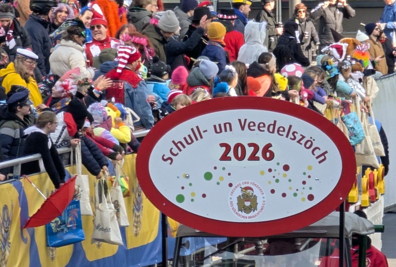 Die Tribüne der Bürgergarde bei den Schull- un Veedelszöch.