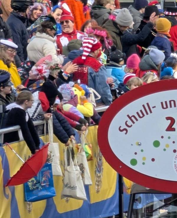Die Tribüne der Bürgergarde bei den Schull- un Veedelszöch.