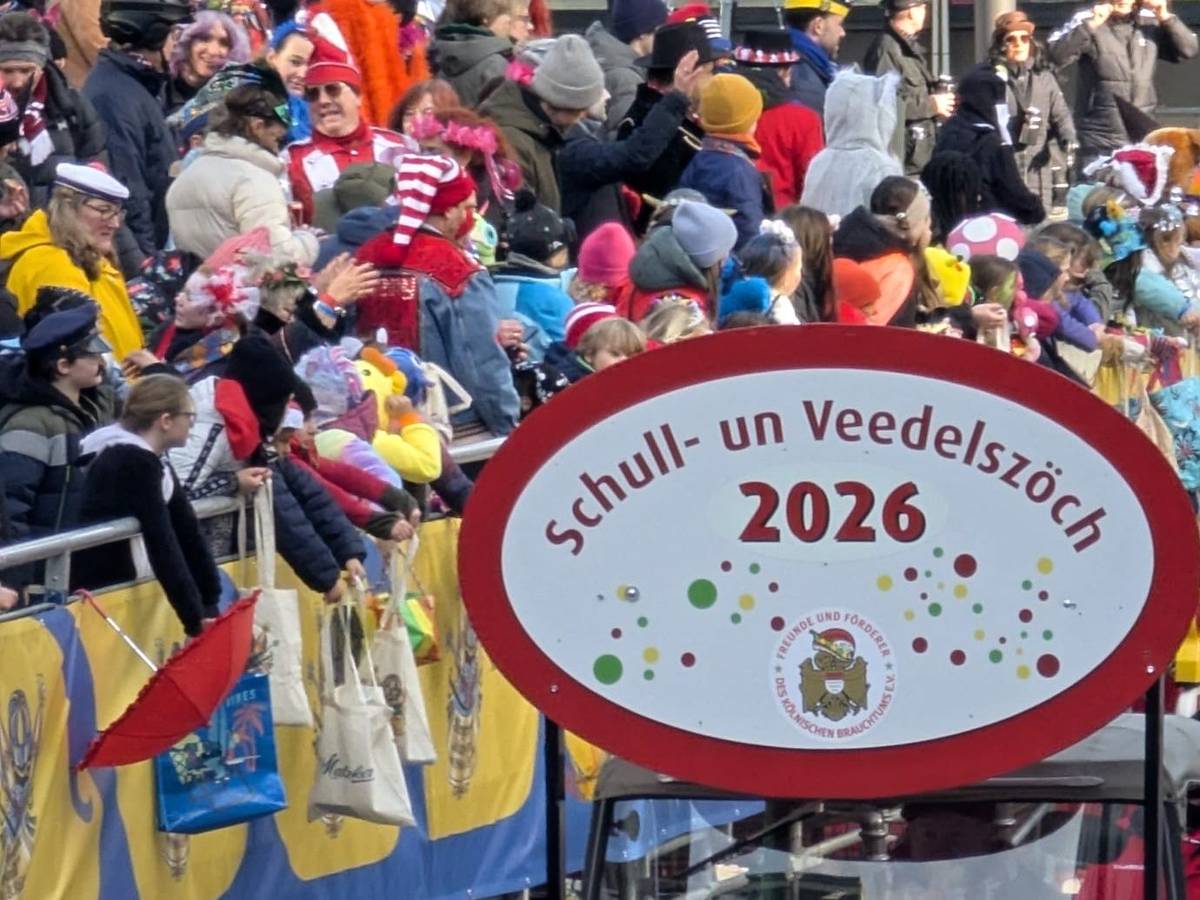 Die Tribüne der Bürgergarde bei den Schull- un Veedelszöch.