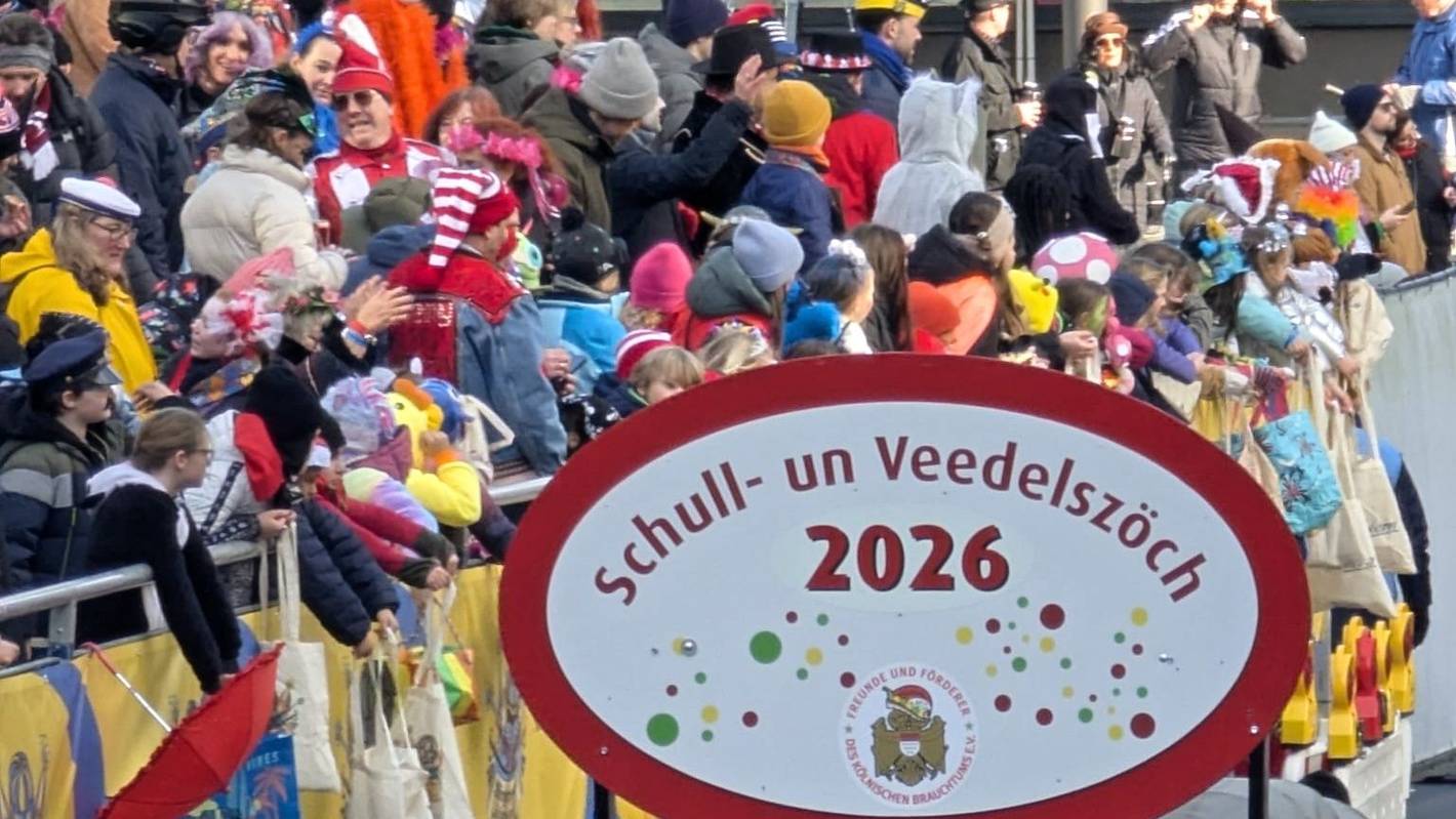 Die Tribüne der Bürgergarde bei den Schull- un Veedelszöch.