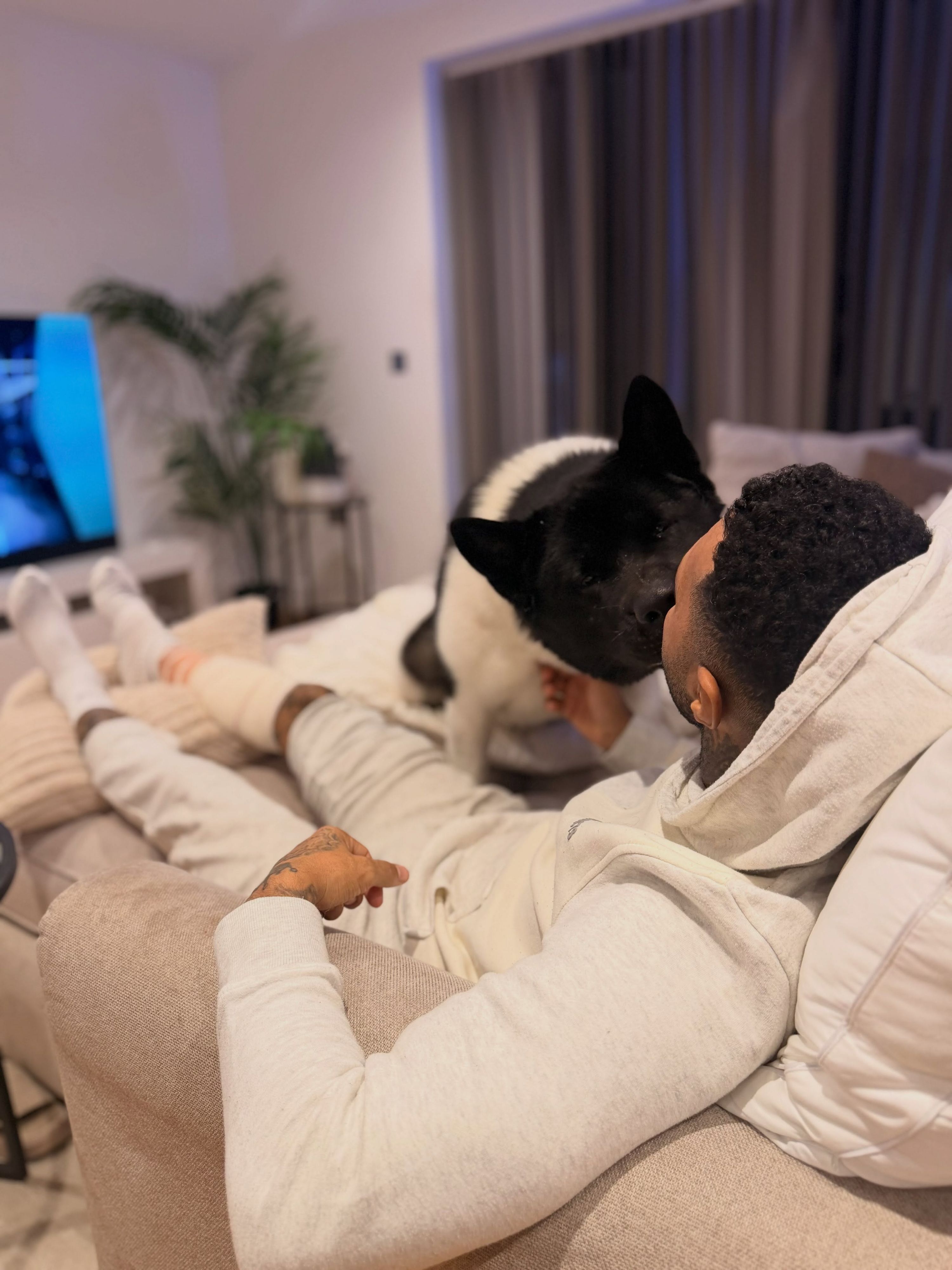 Fußballspieler Jermaine Pennant umarmt einen Mann