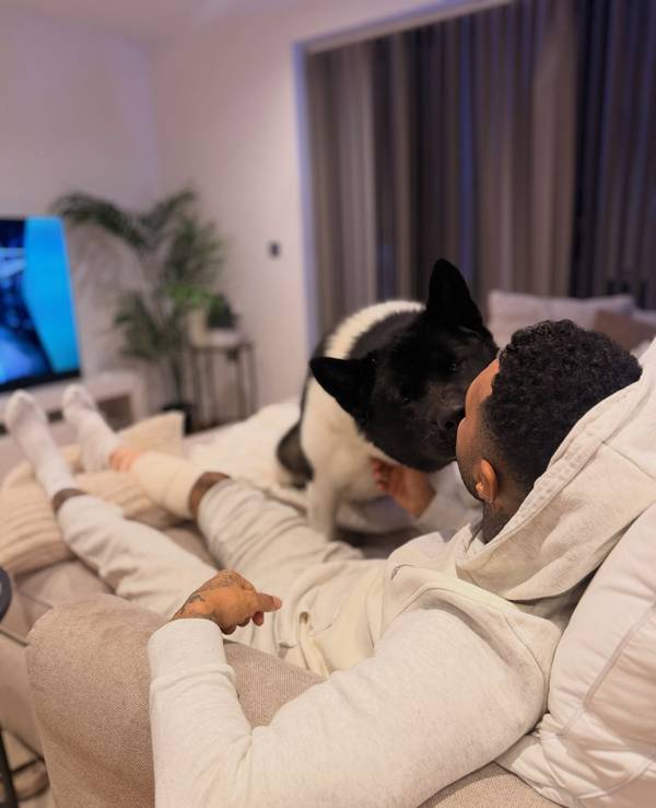 Fußballspieler Jermaine Pennant umarmt einen Mann