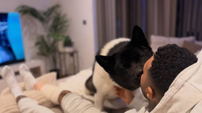 Fußballspieler Jermaine Pennant umarmt einen Mann