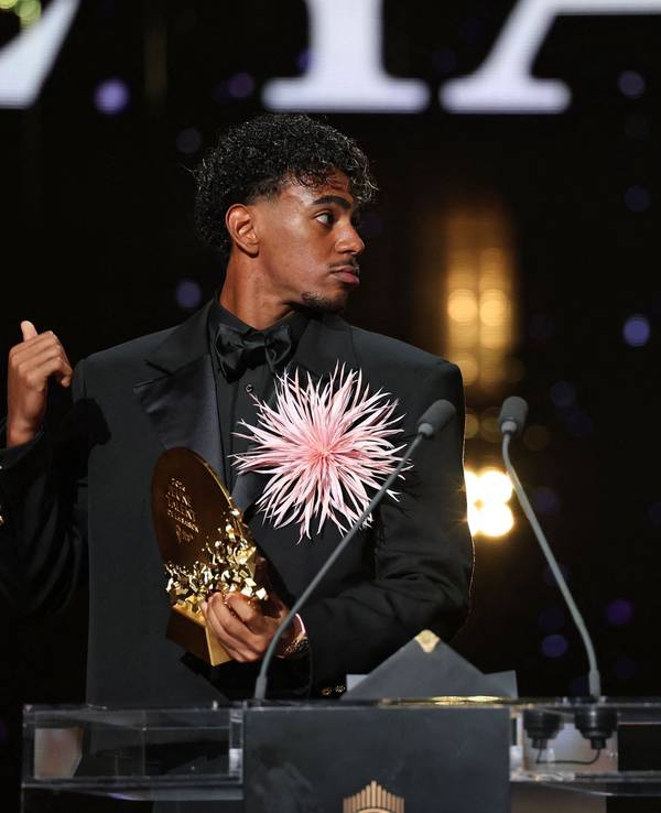 Lamine Yamal beim Ballon d'Or auf der Bühne.