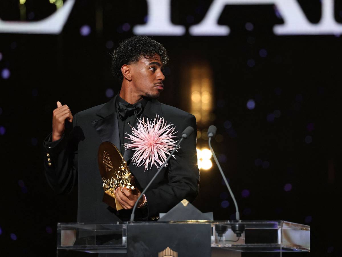 Lamine Yamal beim Ballon d'Or auf der Bühne.