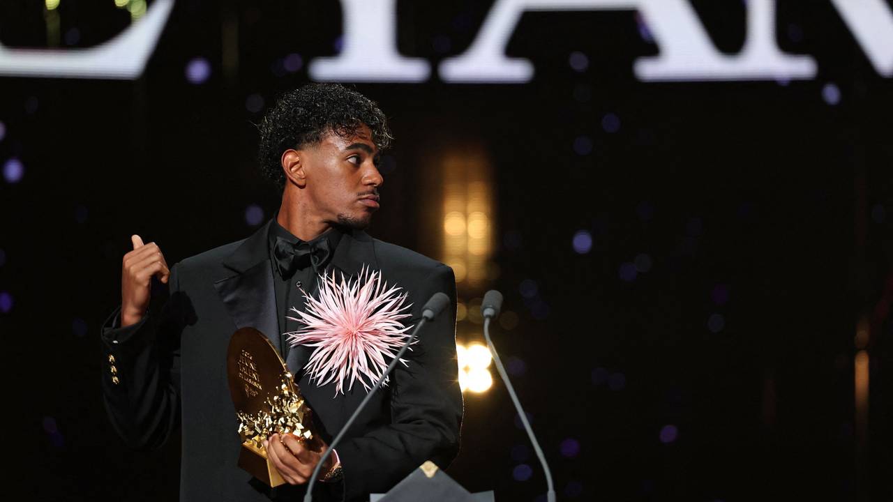 Lamine Yamal beim Ballon d'Or auf der Bühne.