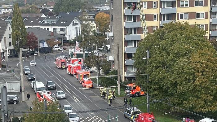 An einem Hochhaus läuft ein Einsatz von Feuerwehr, Polizei, Rettungsdienst und Höhenrettung.