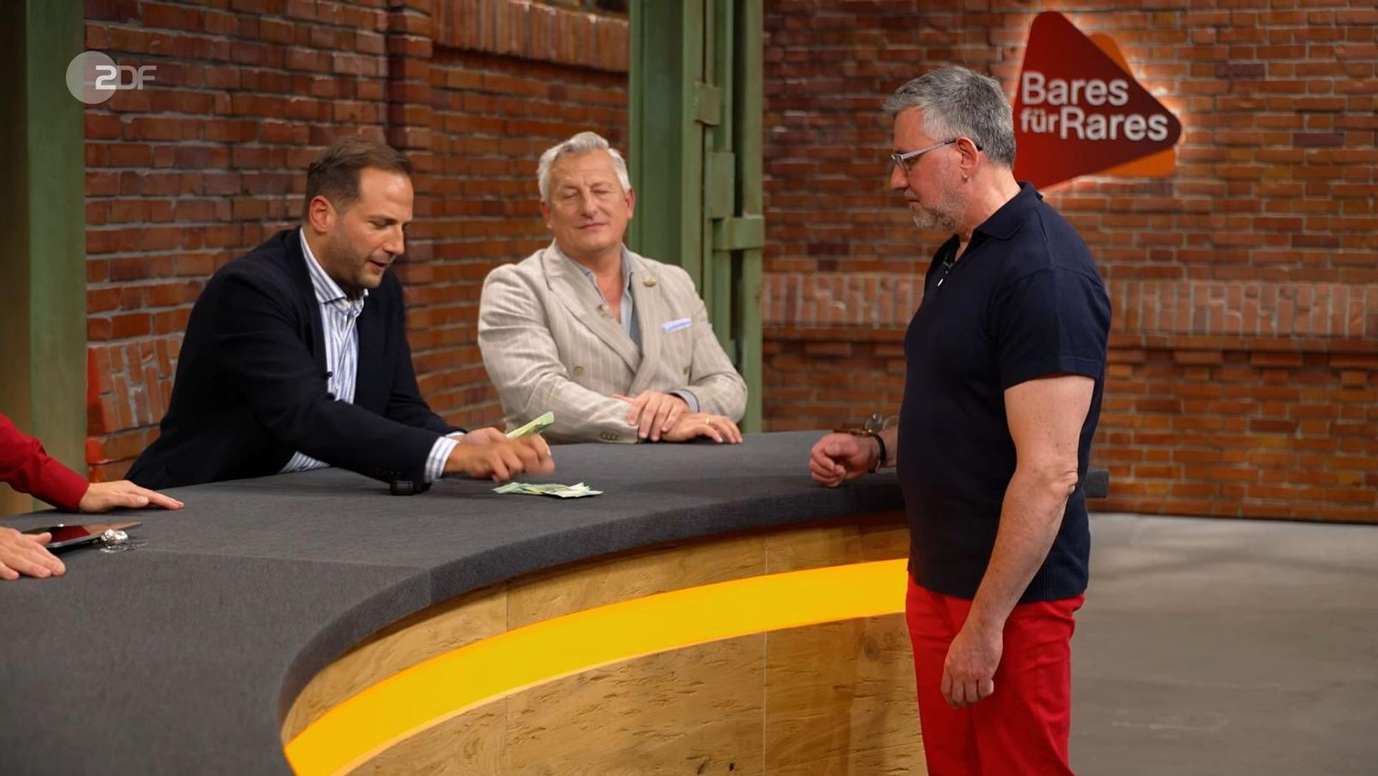 Die 1.250 Euro von Julian Schmitz-Avila (links) machten Verkäufer Jörgen „total happy“.
(Bild: ZDF)