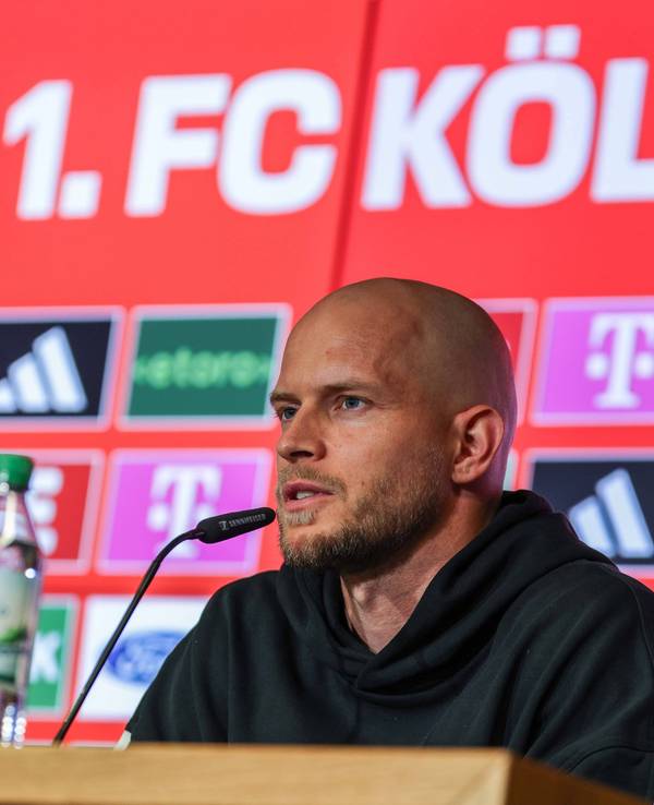René Wagner (Trainer des 1. FC Köln) sitzt bei einer Pressekonferenz.