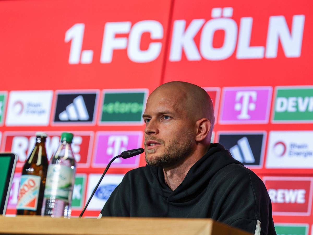 René Wagner (Trainer des 1. FC Köln) sitzt bei einer Pressekonferenz.