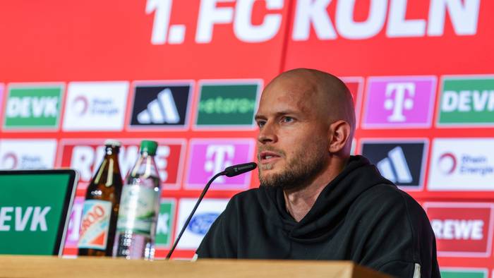 René Wagner (Trainer des 1. FC Köln) sitzt bei einer Pressekonferenz.