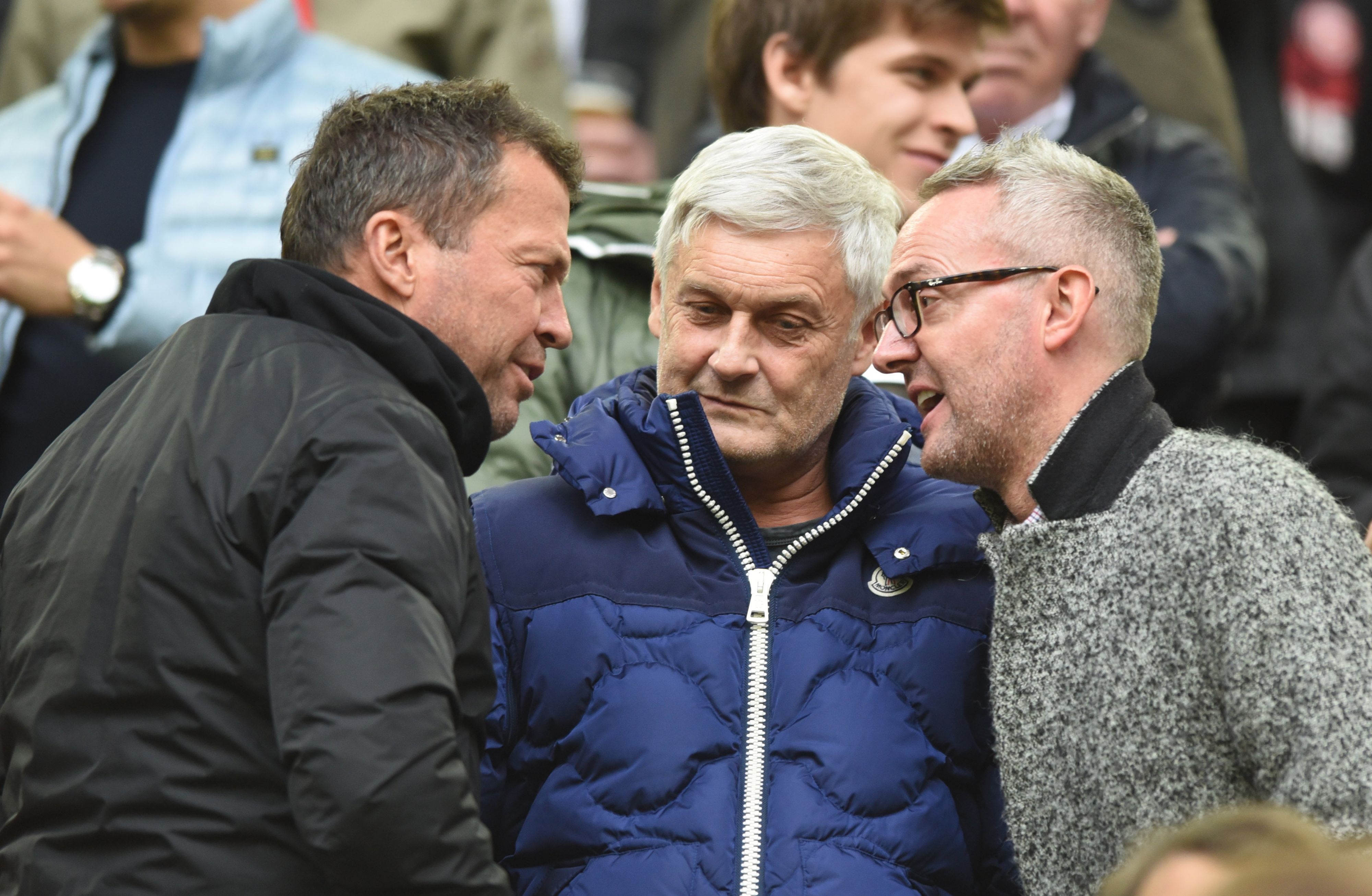 Lothar Matthäus, Armin Veh und Alexander Wehrle unterhalten sich auf der Tribüne.