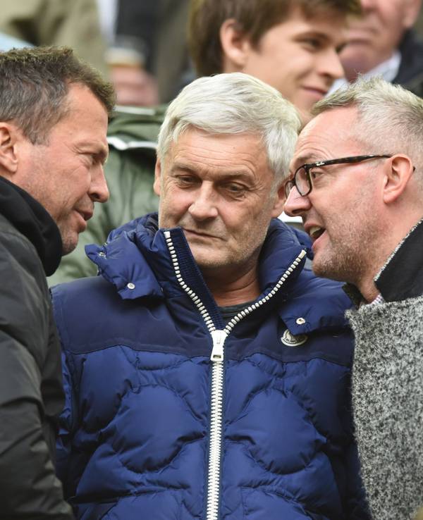 Lothar Matthäus, Armin Veh und Alexander Wehrle unterhalten sich auf der Tribüne.