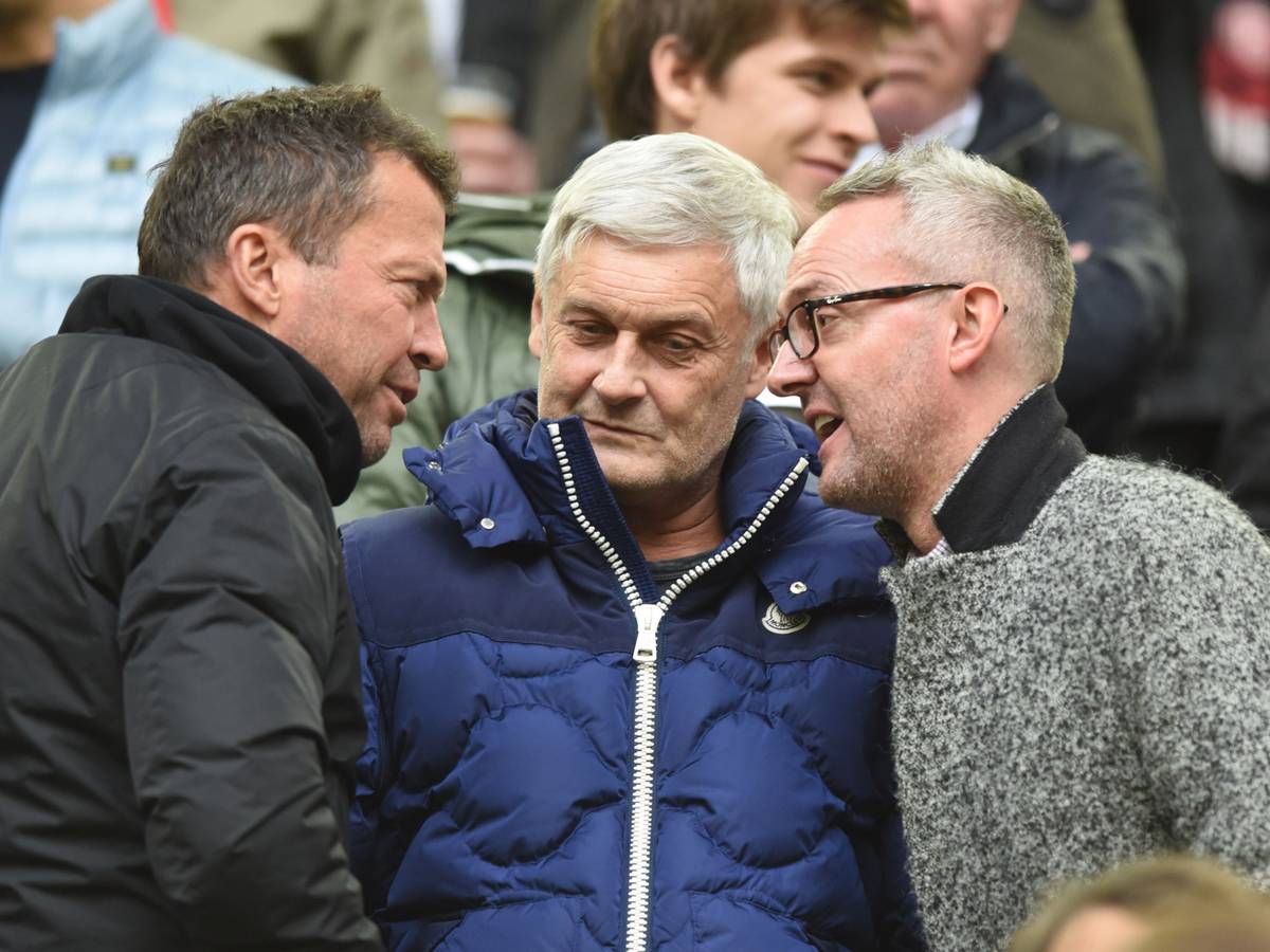 Lothar Matthäus, Armin Veh und Alexander Wehrle unterhalten sich auf der Tribüne.