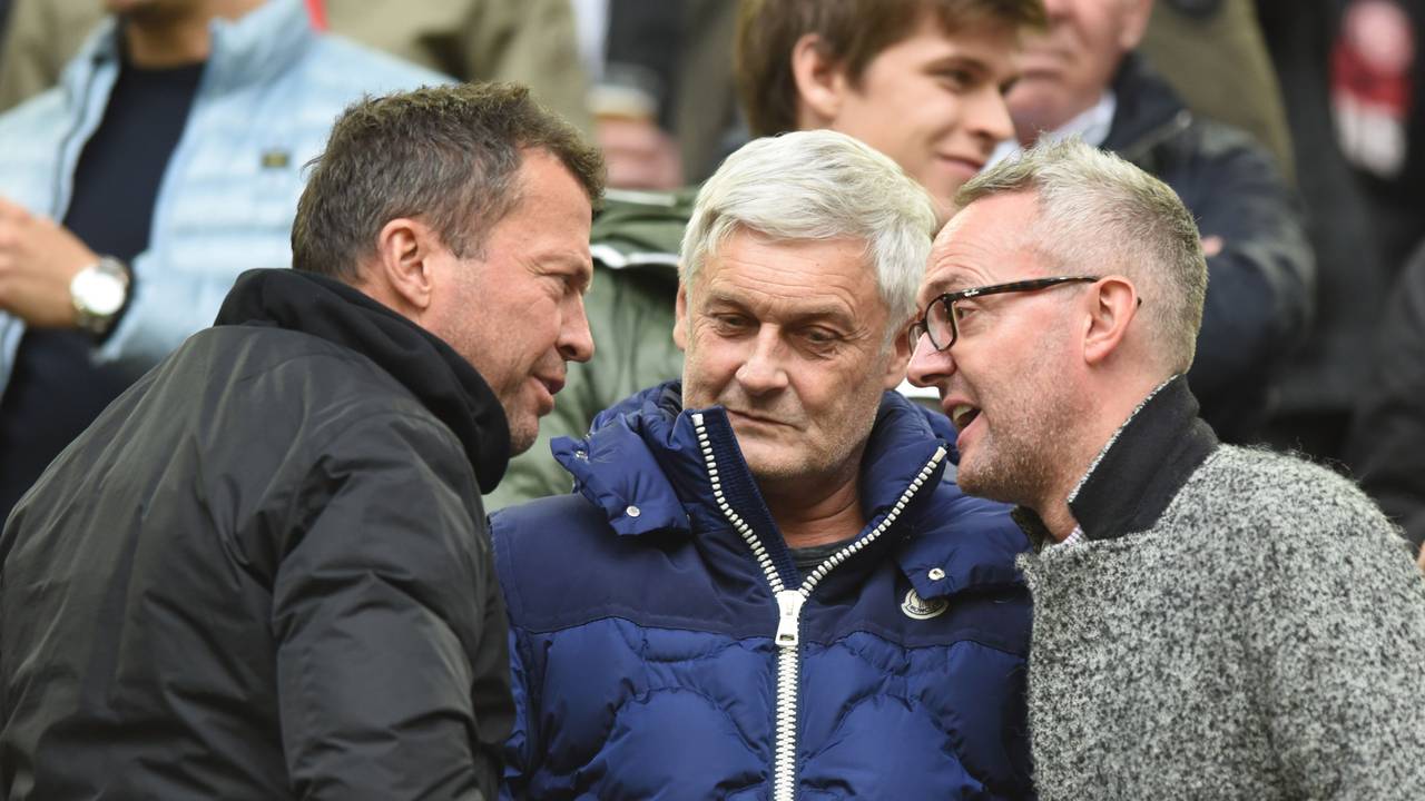 Lothar Matthäus, Armin Veh und Alexander Wehrle unterhalten sich auf der Tribüne.