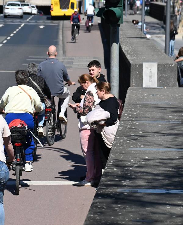 Am Rheinufer in der Kölner Altstadt kommt es an vielen Stellen zu Konflikten zwischen Fußgängern und Radfahrern.