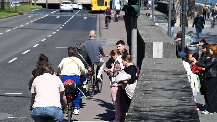 Am Rheinufer in der Kölner Altstadt kommt es an vielen Stellen zu Konflikten zwischen Fußgängern und Radfahrern.