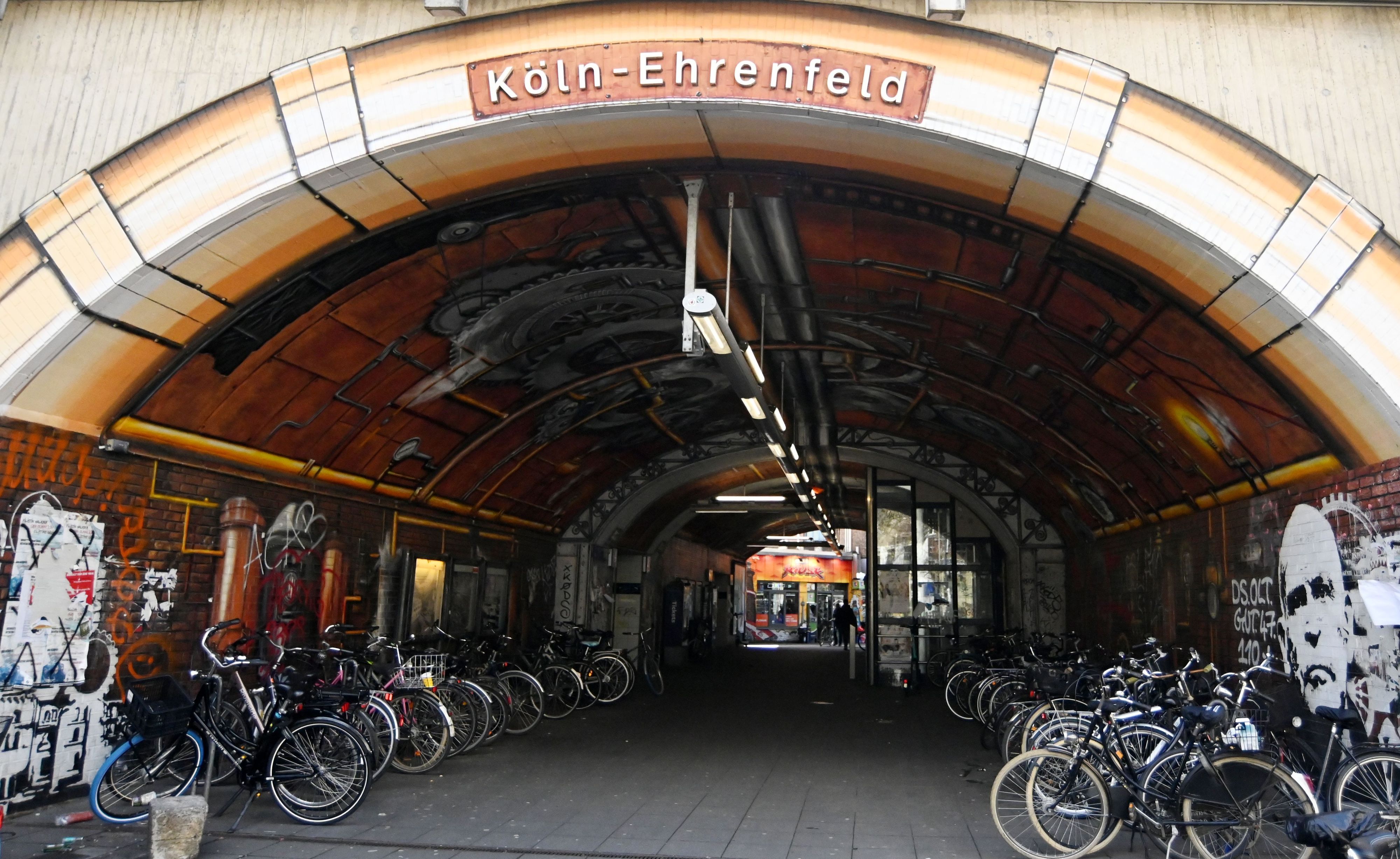 Ein halbes Jahr nach der Benzin-Attacke am Bahnhof Ehrenfeld muss sich eine  50-jährige Frau wegen versuchten Mordes vor Gericht verantworten. (Symbolfoto)