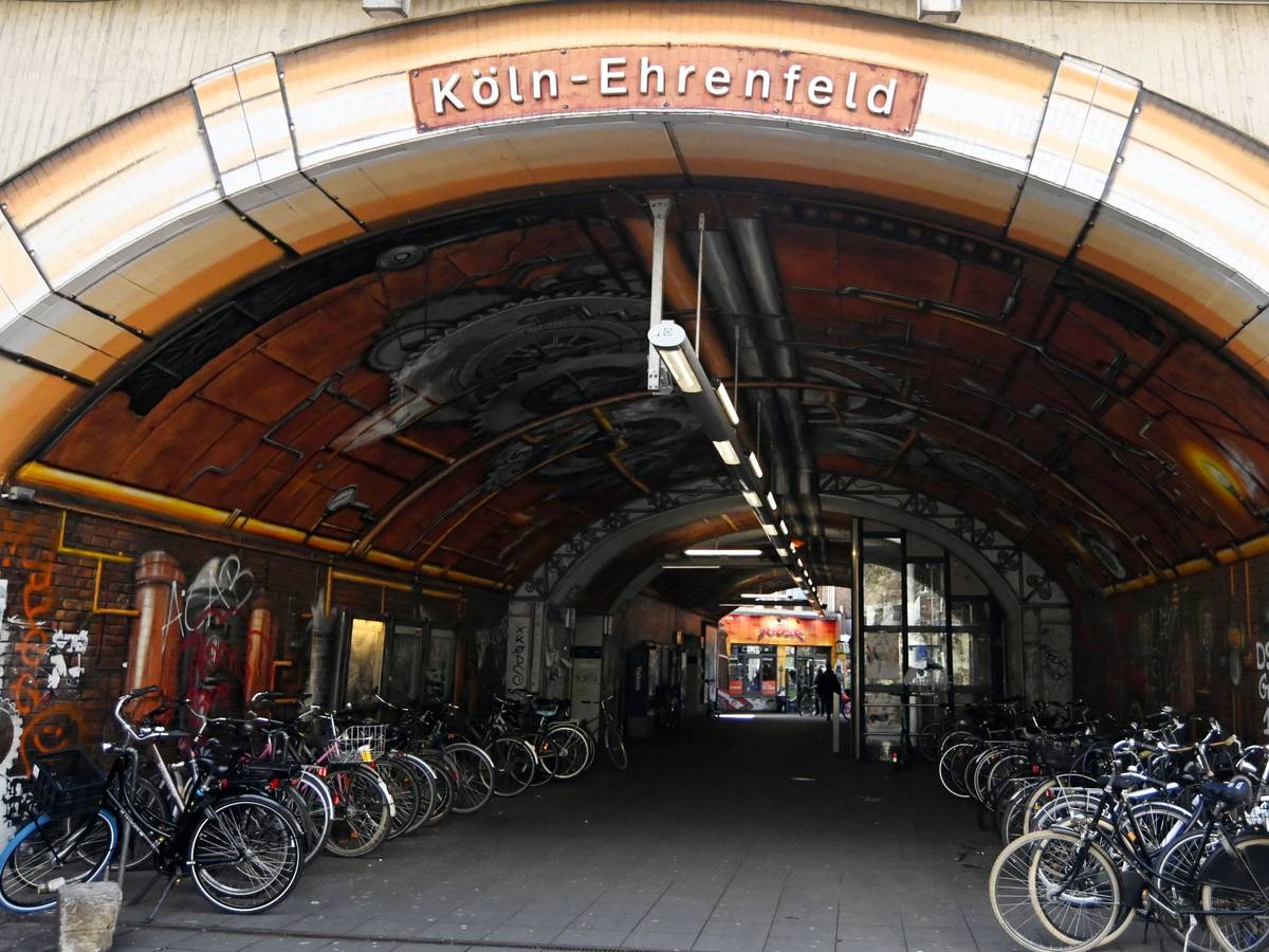 Ein halbes Jahr nach der Benzin-Attacke am Bahnhof Ehrenfeld muss sich eine 50-jährige Frau wegen versuchten Mordes vor Gericht verantworten. (Symbolfoto)