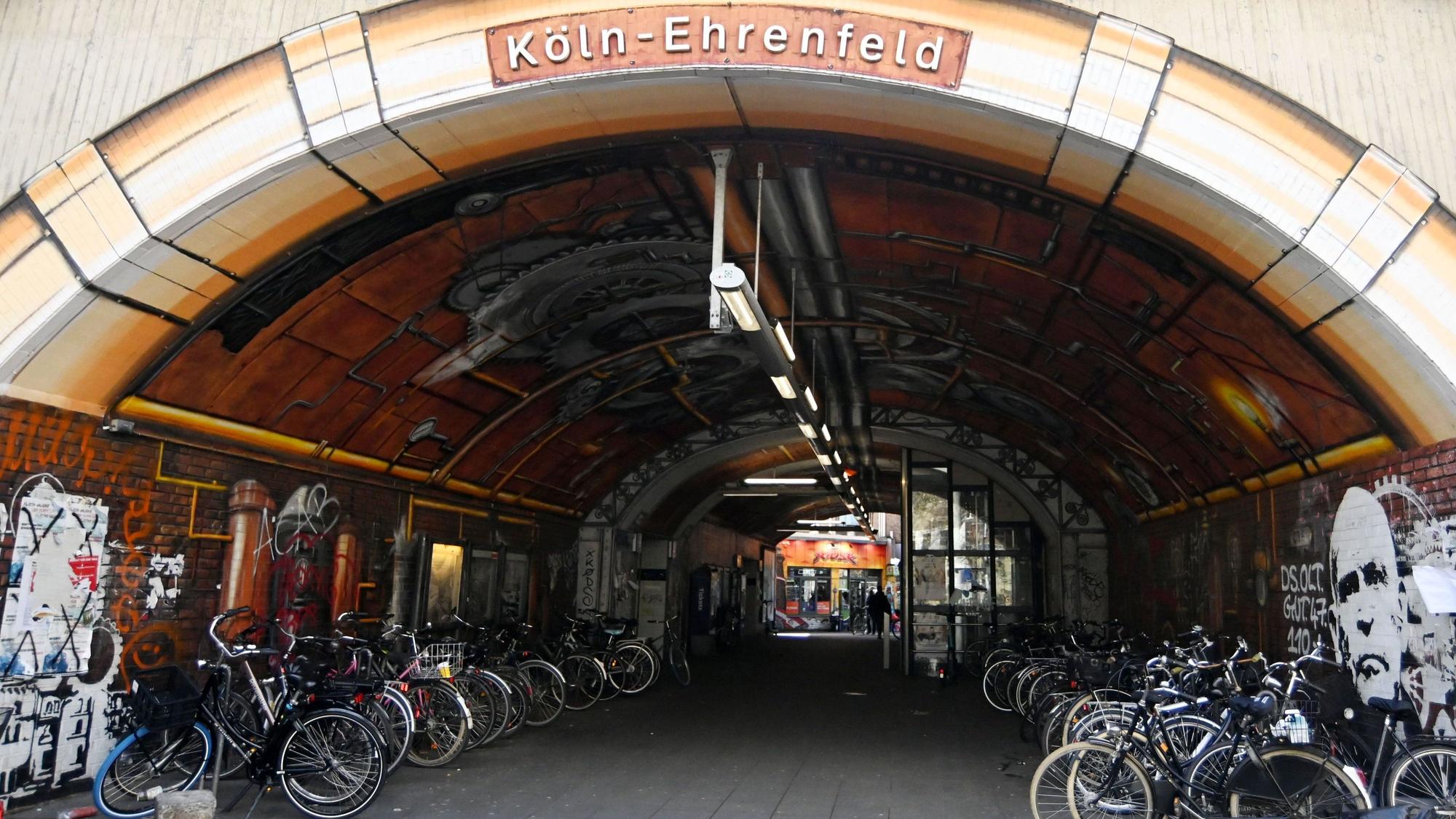 Ein halbes Jahr nach der Benzin-Attacke am Bahnhof Ehrenfeld muss sich eine 50-jährige Frau wegen versuchten Mordes vor Gericht verantworten. (Symbolfoto)