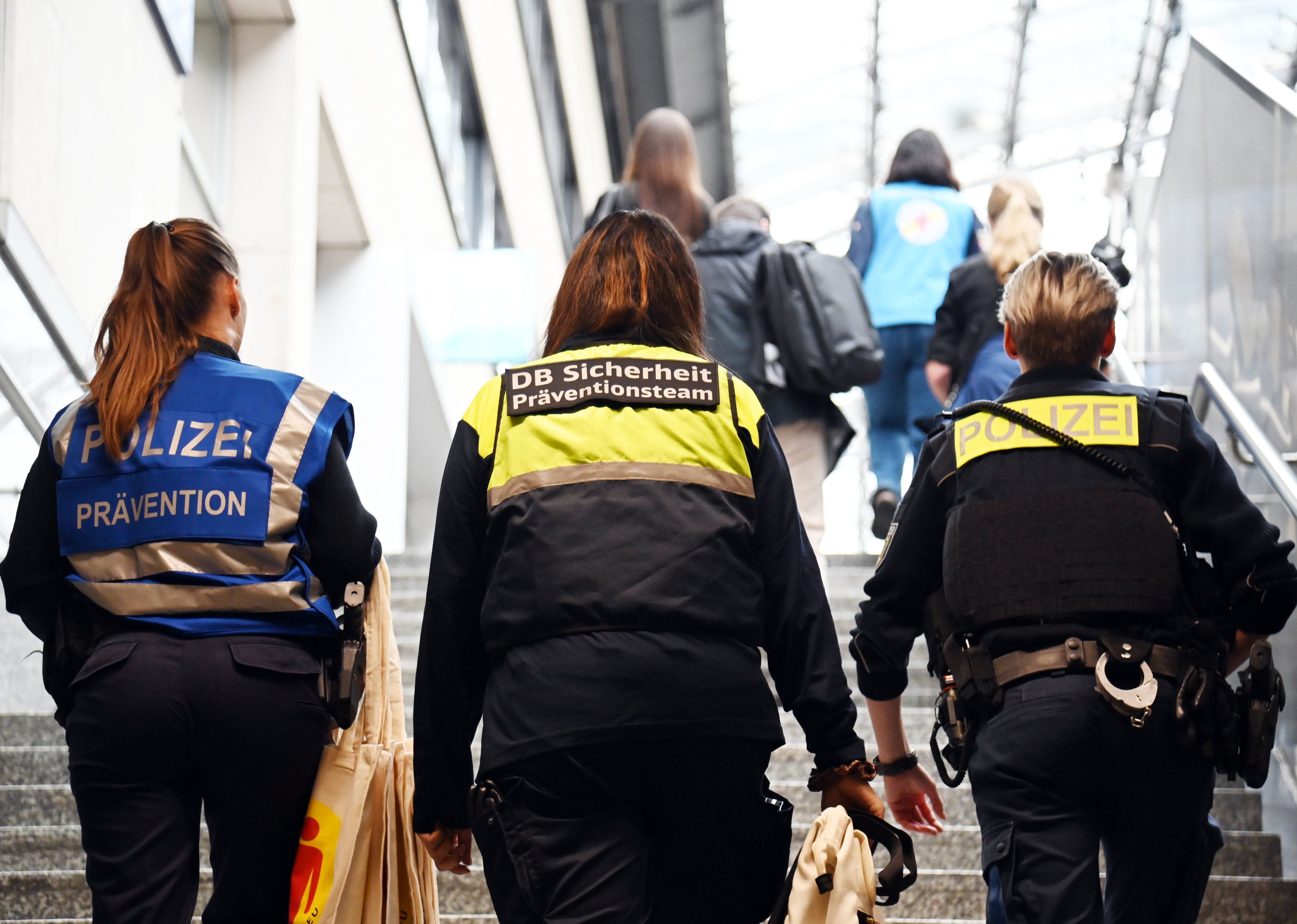 Ein junger Mann hat sich am Freitagabend im Kölner Hauptbahnhof heftig gegen Einsatzkräfte gewehrt. (Symbolfoto)