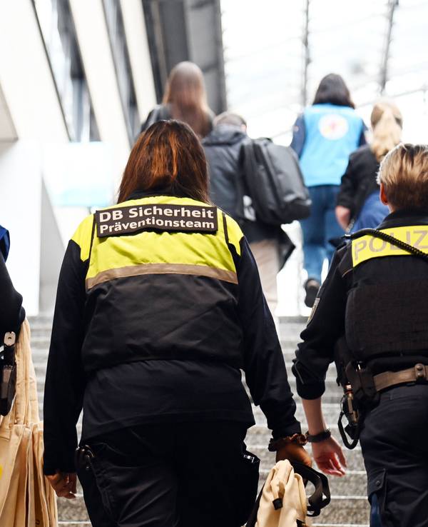 Ein junger Mann hat sich am Freitagabend im Kölner Hauptbahnhof heftig gegen Einsatzkräfte gewehrt. (Symbolfoto)