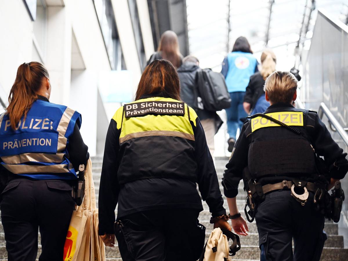 Ein junger Mann hat sich am Freitagabend im Kölner Hauptbahnhof heftig gegen Einsatzkräfte gewehrt. (Symbolfoto)