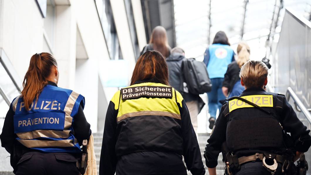 Ein junger Mann hat sich am Freitagabend im Kölner Hauptbahnhof heftig gegen Einsatzkräfte gewehrt. (Symbolfoto)