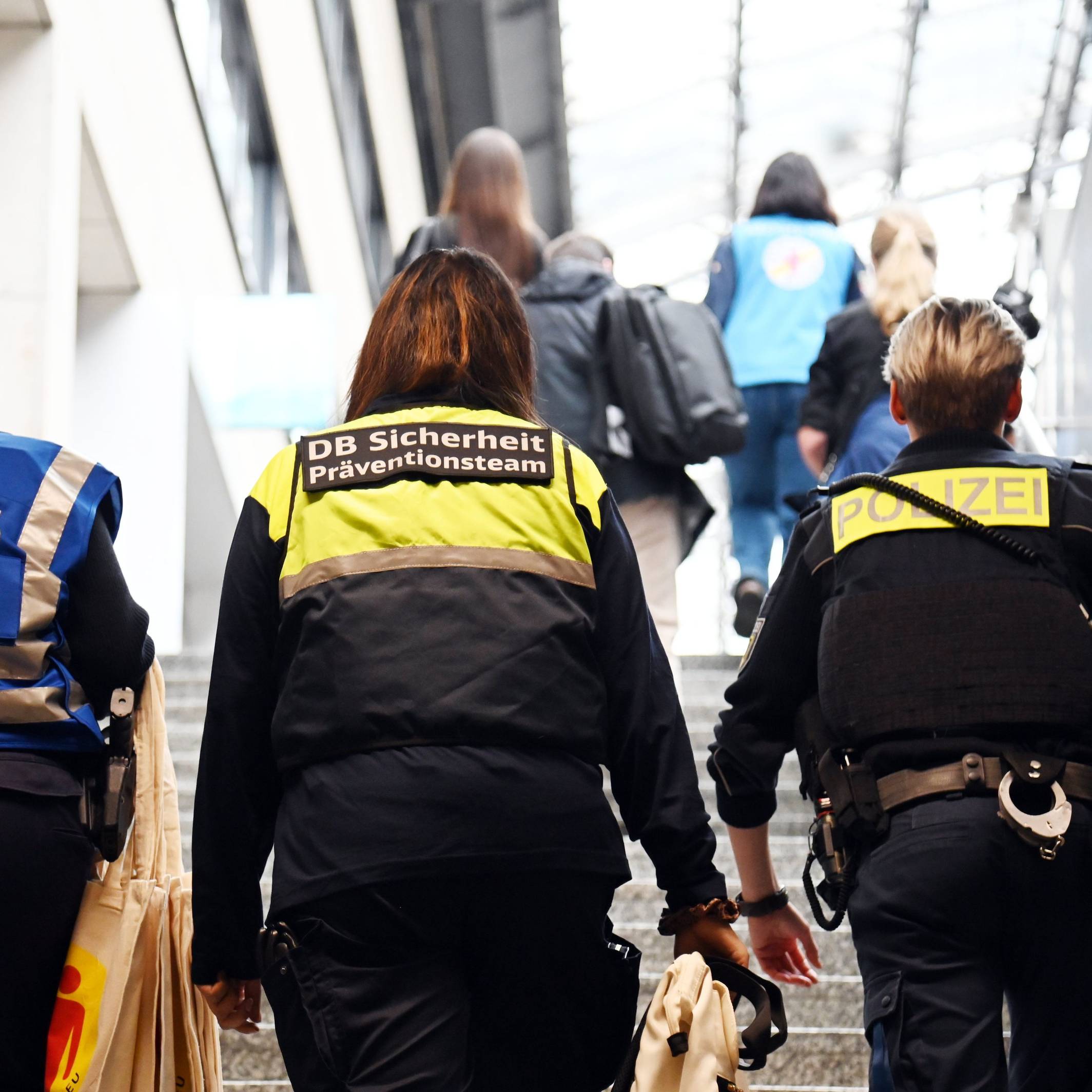 Ein junger Mann hat sich am Freitagabend im Kölner Hauptbahnhof heftig gegen Einsatzkräfte gewehrt. (Symbolfoto)