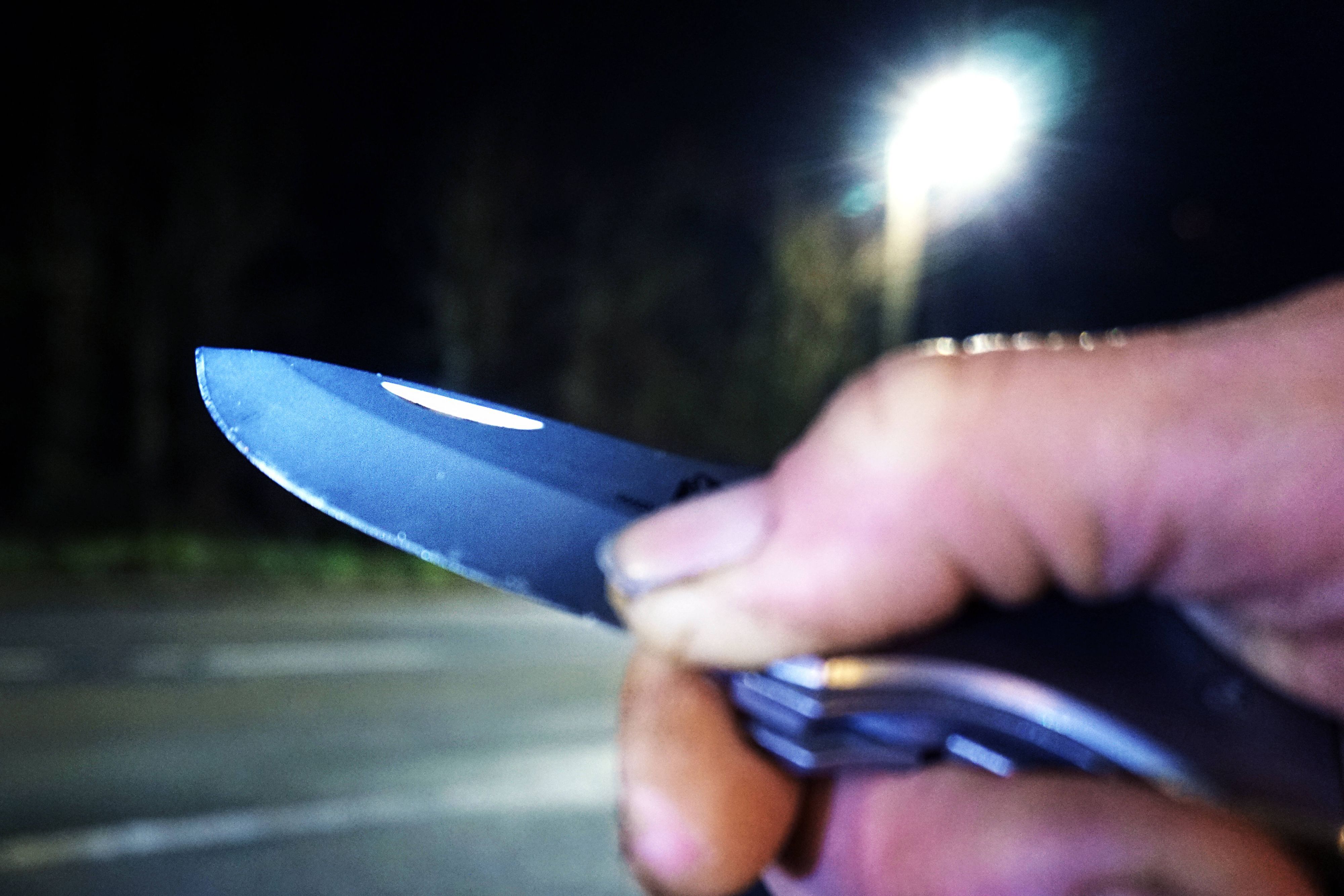 Einer der Angreifer zückte ein Messer, hielt es dem Opfer vor und forderte die Herausgabe des Rucksacks. (Symbolfoto)