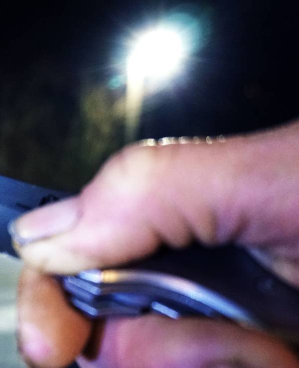 Einer der Angreifer zückte ein Messer, hielt es dem Opfer vor und forderte die Herausgabe des Rucksacks. (Symbolfoto)