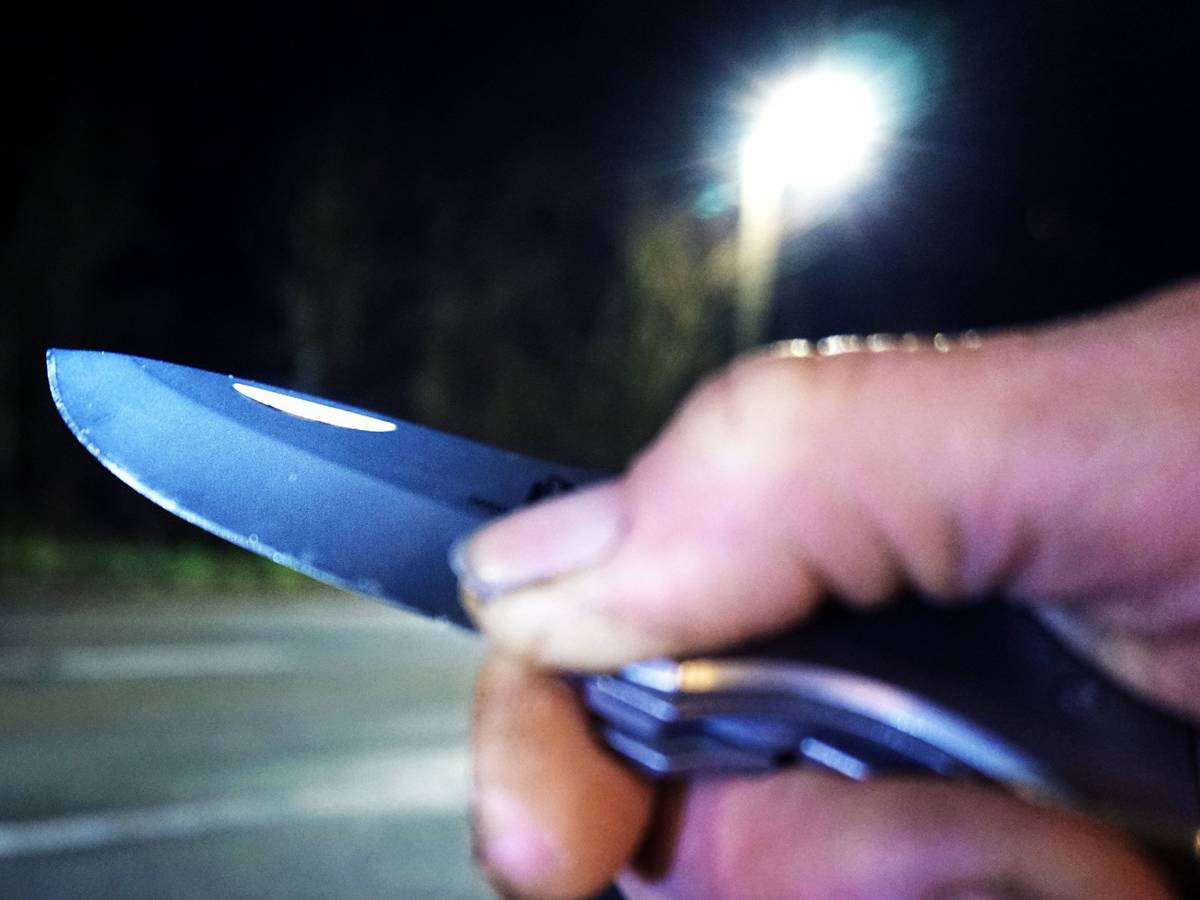 Einer der Angreifer zückte ein Messer, hielt es dem Opfer vor und forderte die Herausgabe des Rucksacks. (Symbolfoto)