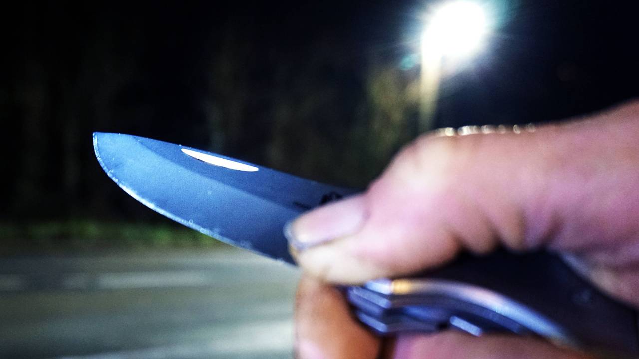 Einer der Angreifer zückte ein Messer, hielt es dem Opfer vor und forderte die Herausgabe des Rucksacks. (Symbolfoto)