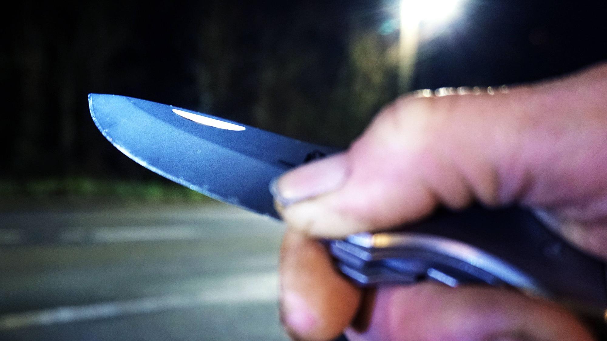 Einer der Angreifer zückte ein Messer, hielt es dem Opfer vor und forderte die Herausgabe des Rucksacks. (Symbolfoto)