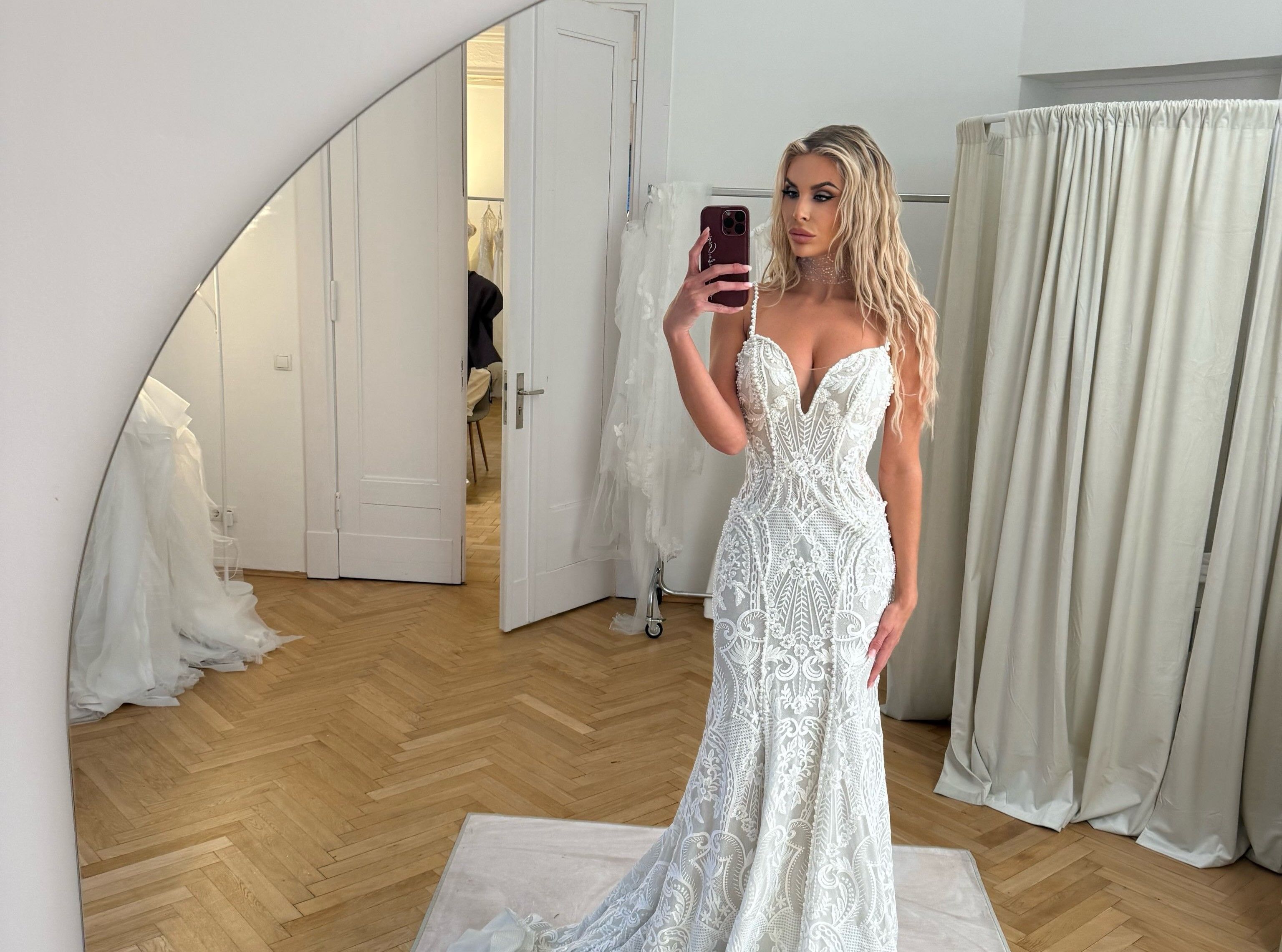 Michelle Cypers posiert in einem weißen Kleid für ein Spiegel-Selfie.